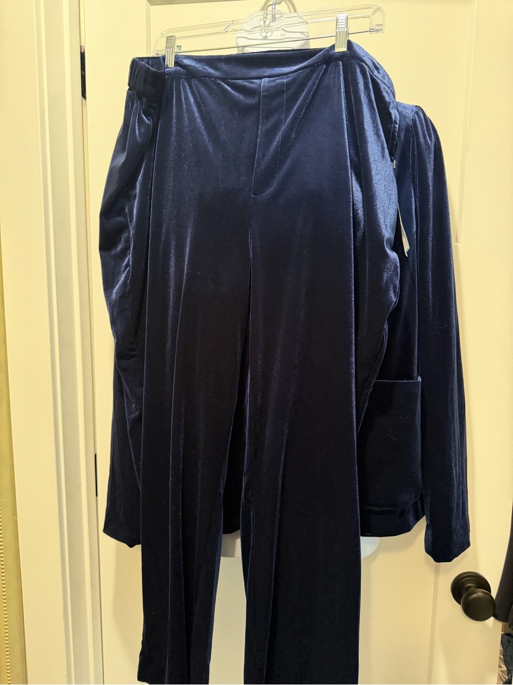 Draper James Velvet Wide-Leg Pants in Deep Navy